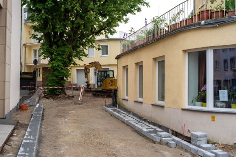 Bild zeigt Blick auf das Pelzers Gässchen in Bitburg mit Bauarbeiten zum Ausbau der Innenstadt