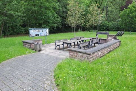 Bild zeigt Platz mit Bänke und Tische im Grünen in Bitburg Erdorf