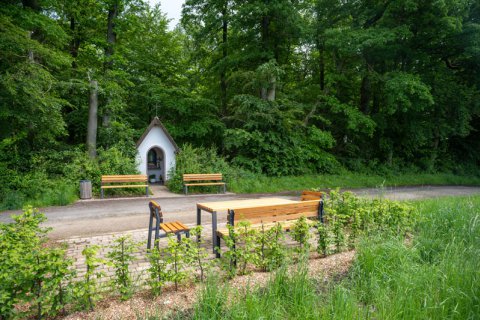 Bild zeigt Sitzgruppe mit Votivkapelle im Hintergrund in Bitburg Mötsch