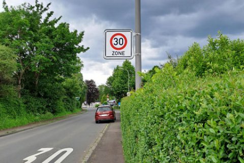 Bild zeigt Blick auf eine Straße mit Tempo 30 in Bitburg Stahl