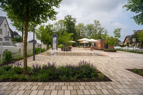 Bild zeigt Blick auf den Platz mit Eingang zum Maximiner Wäldchen