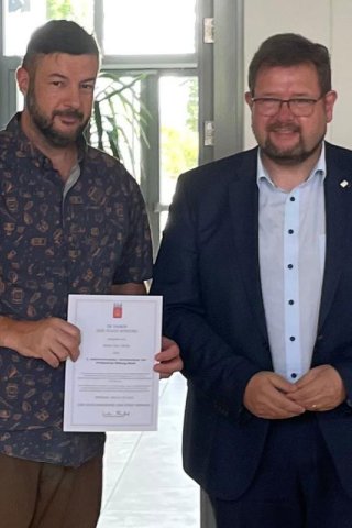 Bild zeigt Bürgermeister Joachim Kandels und Tim Ulrich