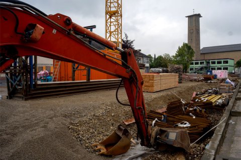 Bild zeigt Baustelle zum Neubau der Turnhalle der Grundschule Süd und des Erweiterungsbaus