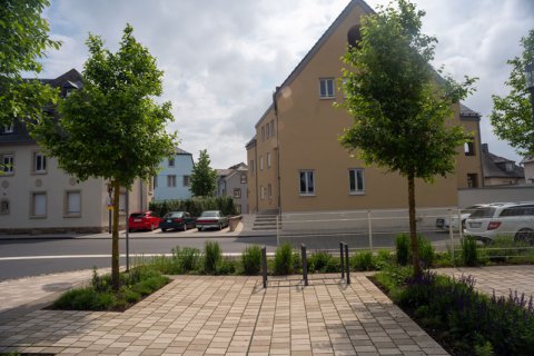 Bild zeigt Blick auf neues Gebäude und alte Bausubstanz - vereint in Echternacher Straße und Saarstraße in Bitburg