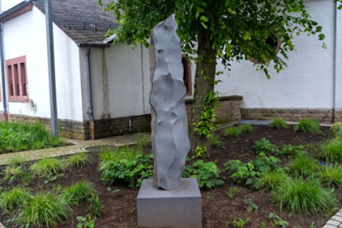 Bild zeigt die Stele von Albert Hettinger an der Liebfrauenkirche in Bitburg