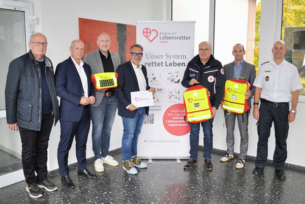 Gruppenfoto Lebensretter Gruppenbild: Gemeinsamer Start für die Ersthelfer-App im Eifelkreis (von rechts): Dr. Andreas Palzer (stellv. Chef der Trierer Berufsfeuerwehr), Dr. Dirk Nauheimer (Oberarzt Klinikum Brüderkrankenhaus Trier), Rainer Hoffmann (Kreisgeschäftsführer DRK Bitburg-Prüm), der Erste Kreisbeigeordnete Michael Ludwig, MdL, Landrat Andreas Kruppert, die Antragsteller der Fraktionsvorsitzenden der CDU und FBL Andreas Gerten und Manfred Böttel, (Foto: Kreisverwaltung)
